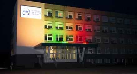 KVK pastatas nušvito trispalvės spalvomis!