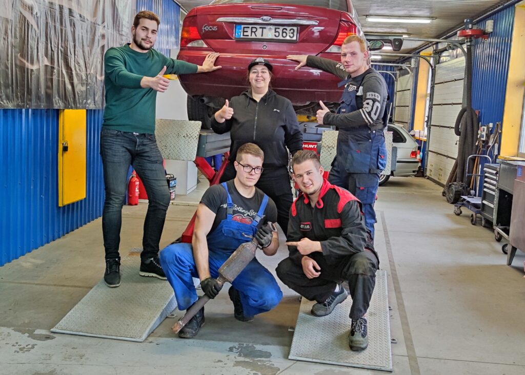 Studentai su pačių paruoštu automobilių skriejo bekelės ralyje „RatRace“