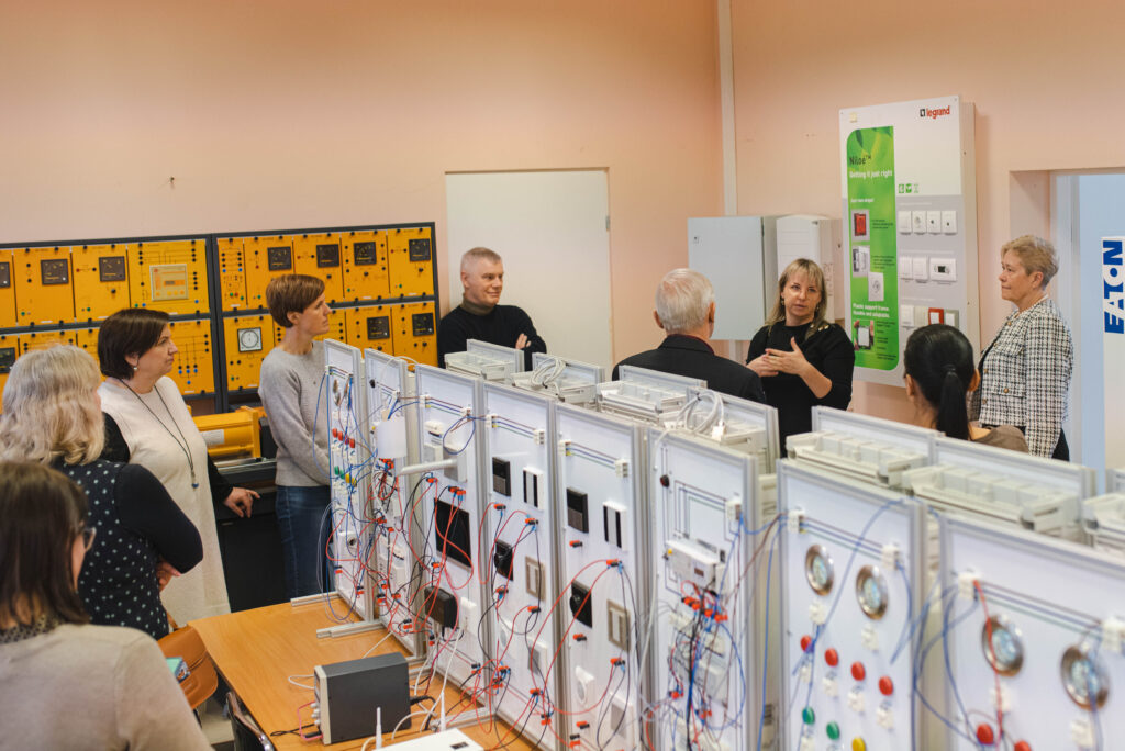Klaipėdos pramonininkų asociacijos atstovai domėjosi kolegijos laboratorijomis