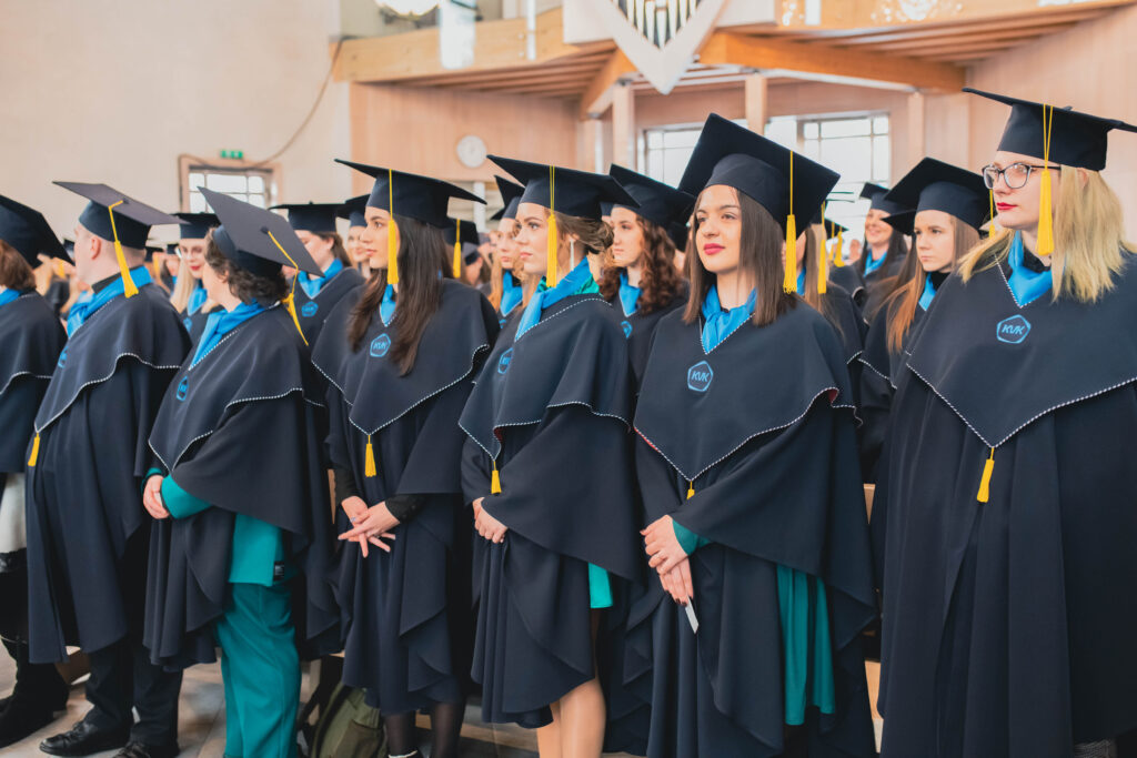Bendrosios praktikos slaugytojams ir burnos higienistams įteikti aukštojo mokslo diplomai