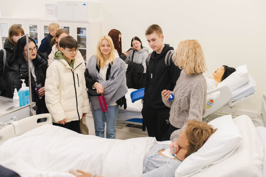Kolegijos laboratorijose lankėsi Ukrainos moksleiviai