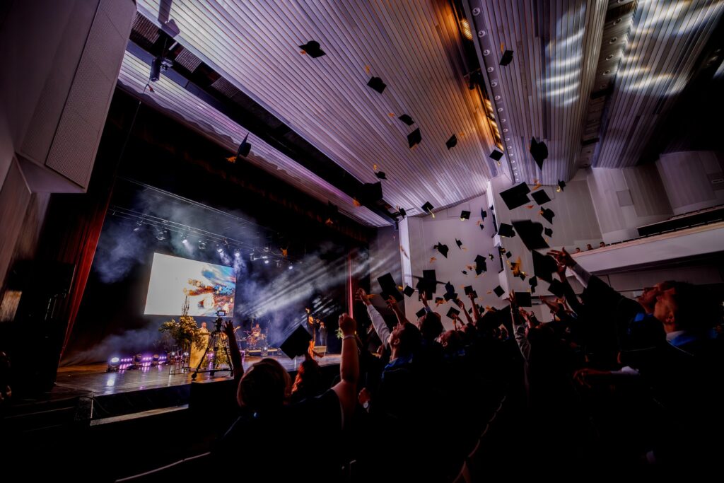 Studijų finišas: Klaipėdos valstybinės kolegijos absolventams įteikti diplomai