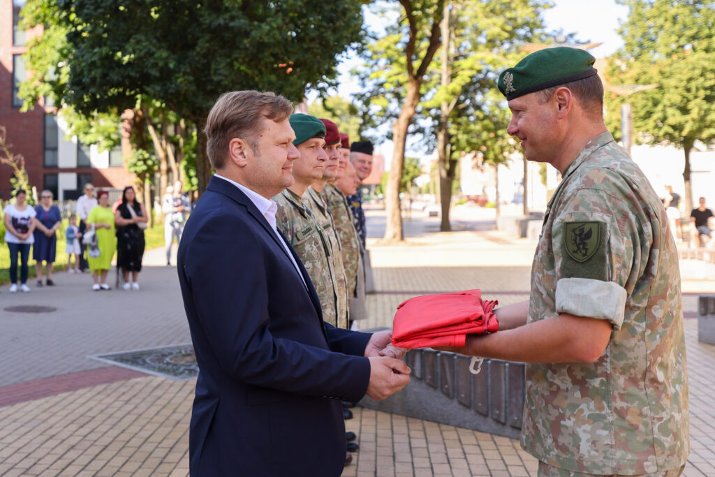 KVK įteikta istorinė Lietuvos vėliava